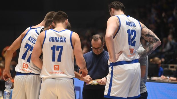 Kouč Diego Ocampu uděluje českým basketbalistům pokyny v duelu proti Nizozemsku