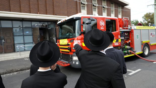 Svědek, který se účastnil ranních modliteb, vstoupil do synagogy a viděl dvě osoby v maskách, uvedl detektiv Chris Murray