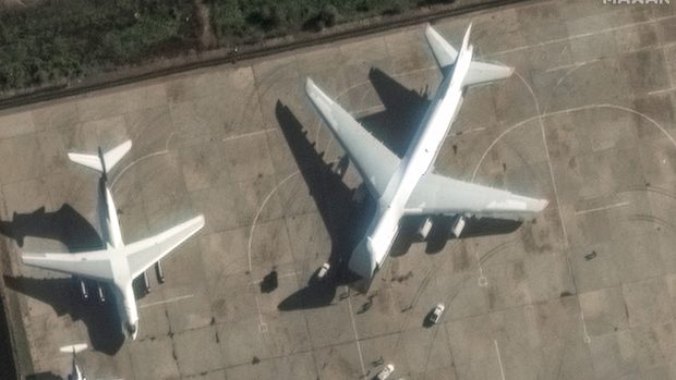 Satelitní snímek ukazující ruské letadlo Antonov AN-124, do kterého je nakládána vojenská technika na základně Hmímím v Sýrii