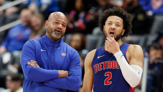 Trenér Detroitu J.B. Bickerstaff a rozehrávač Pistons Cade Cunningham