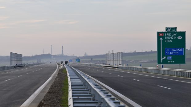 Silničáři slavnostně otevřeli tři navazující úseky dálnice D55 propojující Babice na Uherskohradišťsku s Bzencem na Hodonínsku.