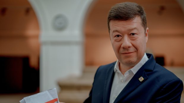 Okamura ve sněmovně reagoval prohlášením, že jde o útok na svobodu