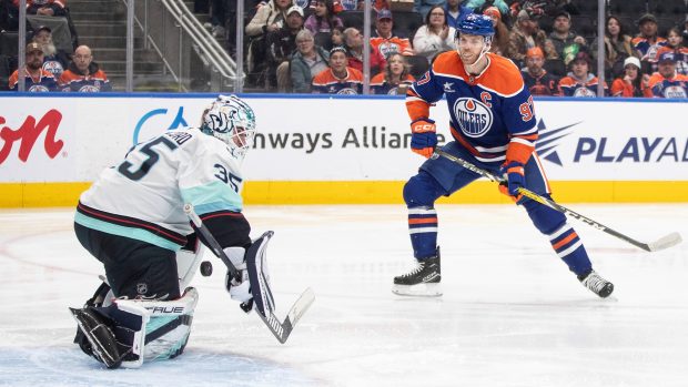 Connor McDavid před brankářem Seattlu Joeyem Daccordem