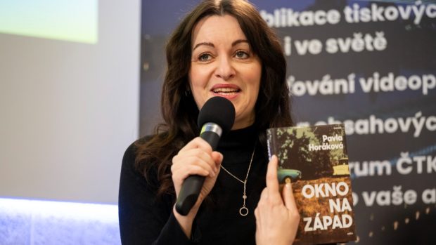 Spisovatelka Pavla Horáková s její novou knihou Okno na západ