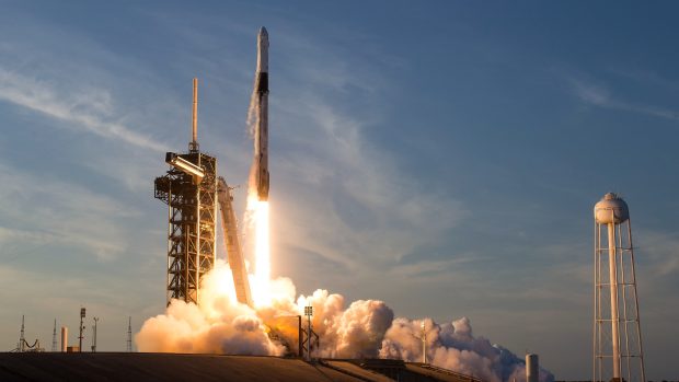 Raketa Falcon 9 společnosti SpaceX, která v rámci mise Crew Dragon míří k Mezinárodní vesmírné stanici