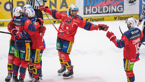 Hokejisté Pardubic jsou prvním semifinalistou letošního play-off. Ve čtvrtém duelu porazili České Budějovice 2:1 po prodloužení