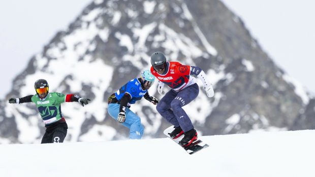 Snowboardcrossaři na trati ve Svatém Mořici
