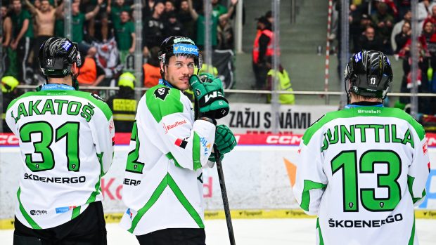 Útočníci Mladé Boleslavi Dominik Lakatoš, Tomáš Fořt a Julius Junttila