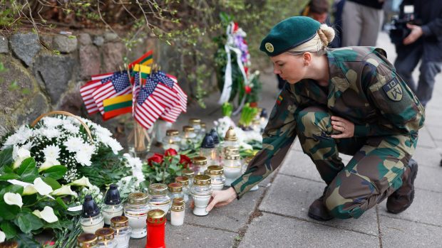 Tisíce lidí se v Litvě loučí se čtyřmi vojáky z USA, kteří utonuli v bažině