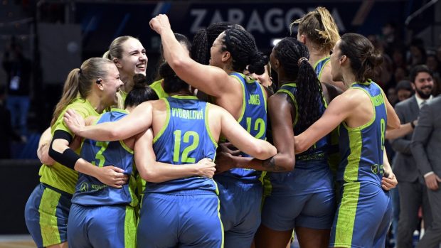 Basketbalistky ZVVZ USK Praha po triumfu v Eurolize