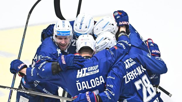 Hokejisté brněnské Komety se radují z branky do sítě Pardubic