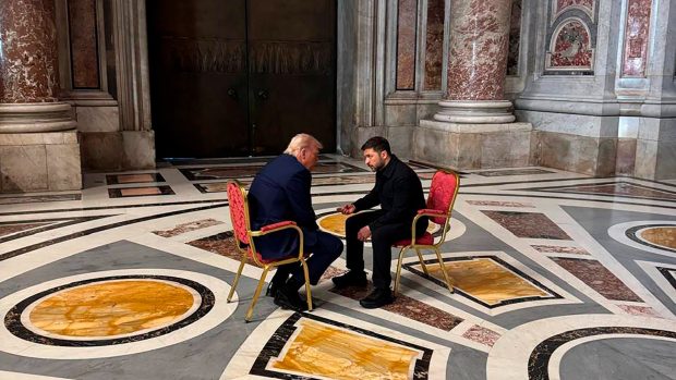 Donald Trump a Volodymyr Zelenskyj se sešli v bazilice svatého Petra ve Vatikánu