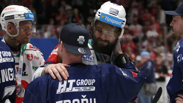Bratři Adam (v modrém) a Jakub Zbořilovi po sedmém utkání finále hokejové extraligy