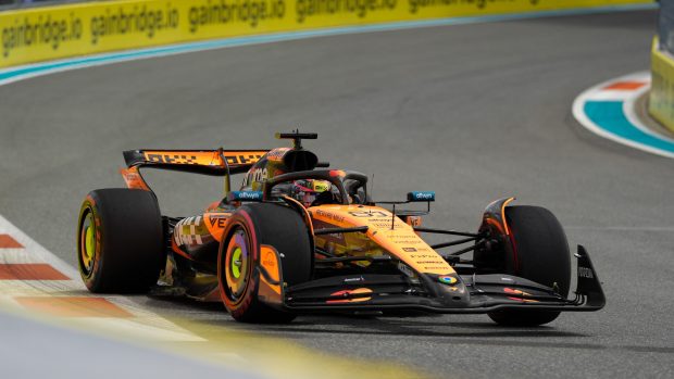 Oscar Piatri z McLarenu na trati v Miami