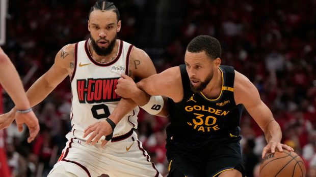 Stephen Curry z Golden State se snaží uniknout Dillonu Brooksovi z Houstonu
