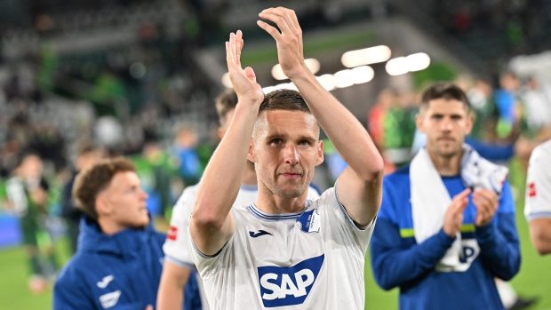 Pave Kadeřábek děkuje fanouškům po bundesligovém utkání Hoffenheimu