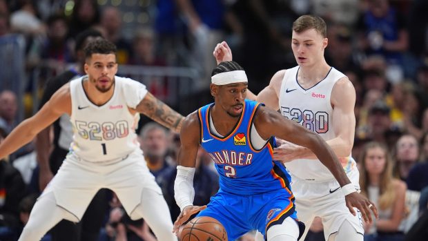 Michael Porter Jr. a Christian Braun z Denveru brání Shaie Gilgeouse-Alexandra z Oklahomy