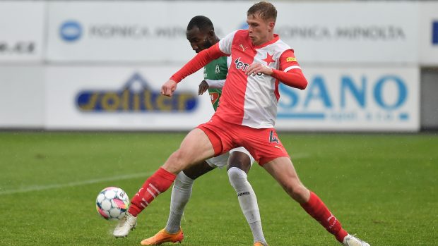 Obránce Slavie David Zima v souboji s jabloneckým Laminem Jawem