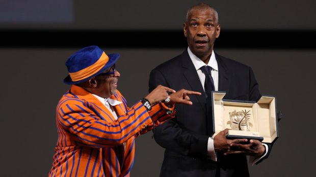 Herec Denzel Washington s nevěřícím výrazem převzal na filmovém festivalu v Cannes čestnou Zlatou palmu