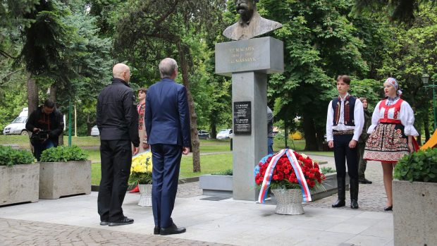 První zastávkou českého premiéra Petra Fialy a jeho ukrajinského protějšku Denyse Šmyhala byl památník Tomáše Garrigua Masaryka v Užhorodu