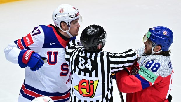 Americký útočník Mike McCarron v potyčce s Davidem Pastrňákem