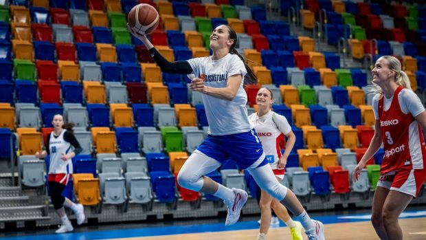 Rozehrávačka Eliška Hamzová (uprostřed) při mediálním dni ženské basketbalové reprezentace během přípravy na mistrovství Evropy