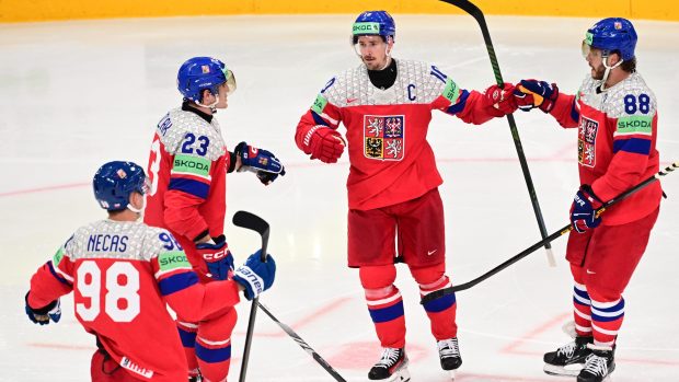 Přesilovková formace české reprezentace slaví gól do sítě Švédska ve čtvrtfinále mistrovství světa