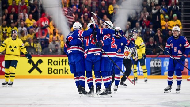 Hokejisté USA oslavují gól proti Švédsku v semifinále mistrovství světa