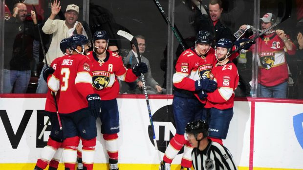 Hokejisté Floridy se radují ze vstřeleného gólu proti Carolině. PO dalším vítězství je dělí už jediný krok od postupu do finále play-off NHL