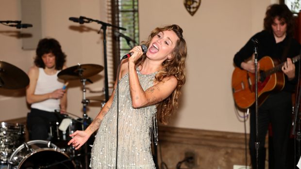 Miley Cyrus na release party desky Something Beautiful