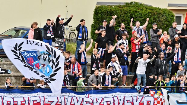 Fanoušci fotbalového Vyškova na stadionu v Drnovicích