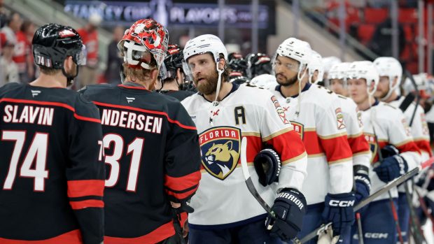 Hráči Floridy si podávají ruce s hráči Caroliny, které vyřadili ve finále Východní konference NHL