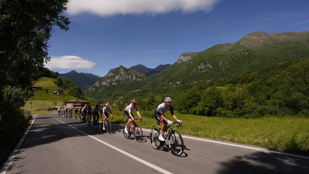 Cyklisté na trati osmnácté etapy Gira