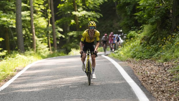 Simon Yates ve stoupání ujíždí konkurentům Richardu Carapazovi a Isaacu del Torovi