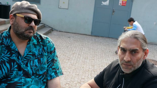 Hudebník Mário Bihári (vlevo) a Patrik Banga při křtu knihy Hudbu vidím barevně