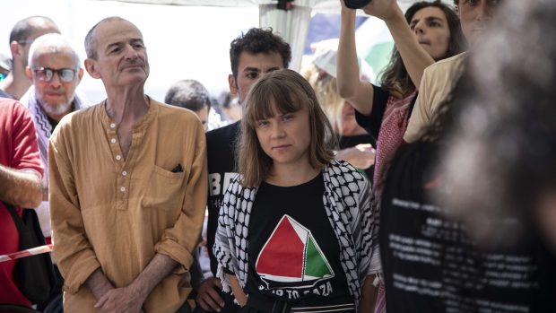 Greta Thunberg míří s humanitární lodí do Gazy
