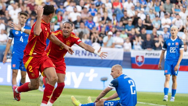 Španělští fotbalisté se v poslední minutě radují z vítězného gólu
