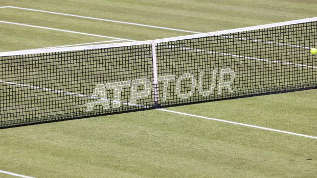 Logo ATP Tour na tenisové síti