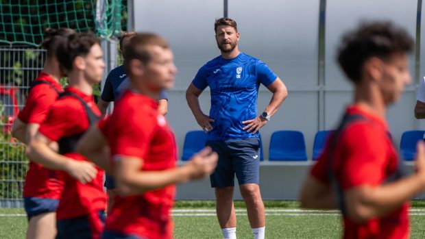 Trenér Pardubic David Střihavka pozoruje své svěřence