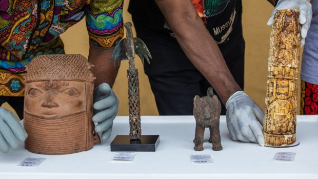 Nizozemsko vrátilo Nigérii 119 beninských bronzů, které v 19. století ukradli Britové