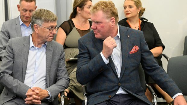 Rada České televize se rozhodovala mezi programovým ředitelem ČT Milanem Fridrichem (vpravo) a obchodním ředitelem Hynkem Chudárkem (vlevo).