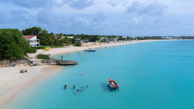 Pláž Meads Bay na ostrově Anguilla, 9. června 2025
