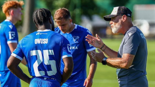 Trenér Baníku Ostrava Pavel Hapal na tréninku s hráči