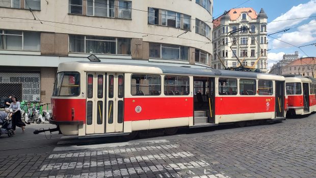 Výpadek proudu kolem poledne zastavil na většině území Prahy tramvaje a linky metra A,B,C