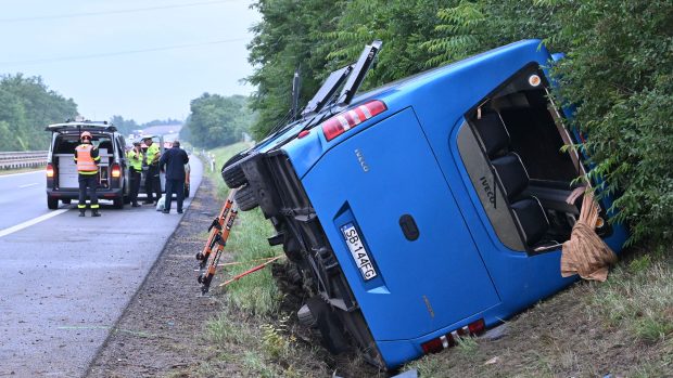 Nehoda autobusu na dálnici D2