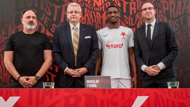 Simon Deli v novém bílém dresu pražské Slavie s Jindřichem Trpišovským, Jaroslavem Tvrdíkem a Martinem Říhou