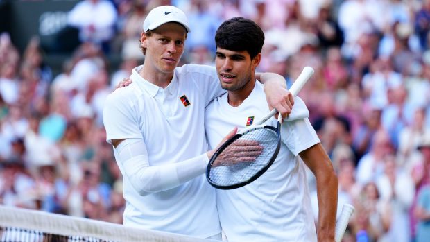 Jannik Sinner (vlevo) a Caros Alcaraz po finále Wimbledonu 2025