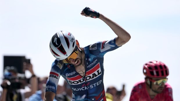Francouzský cyklista Valentin Paret-Peintre se raduje z vítězství na 16. etapě Tour de France s dojezdem na Mont Ventoux