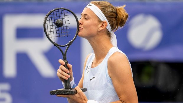 Marie Bouzková s trofejí pro vítězku turnaje WTA v Praze