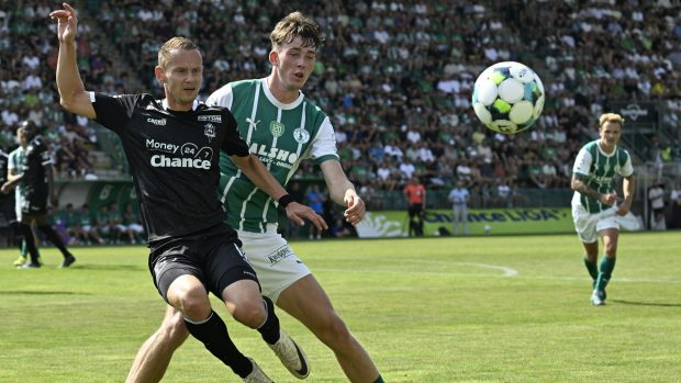 Fotbalista Jablonce Jan Chramosta (vlevo) v souboji o míč v duelu proti Bohemians